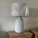 RIBBED CERAMIC TABLE LAMP WITH SHADE.